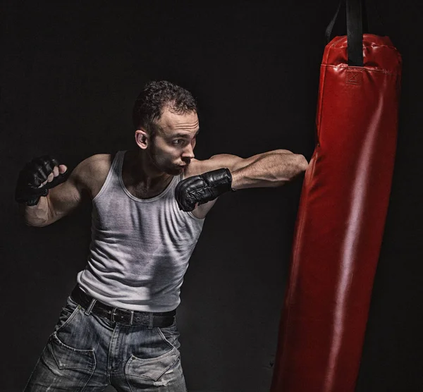 Patada de boxeo en la pera de perforación roja —  Fotos de Stock