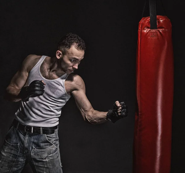 Patada de boxeo en la pera perforadora —  Fotos de Stock