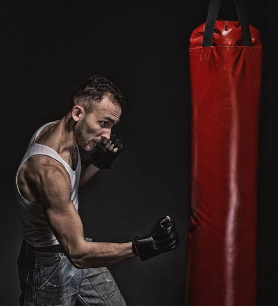 Boxare mannen och röda stansning päron — Stockfoto