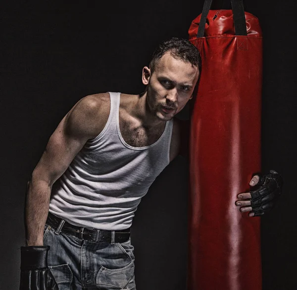 Cansado boxeador hombre y rojo perforación pera — Foto de Stock