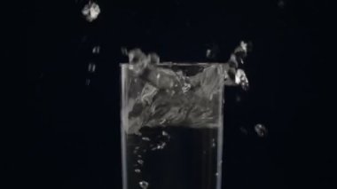 Su ve düşen sahte Ice cube