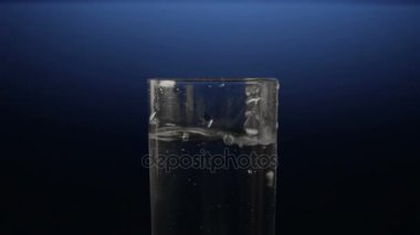 Su ve düşen sahte buz