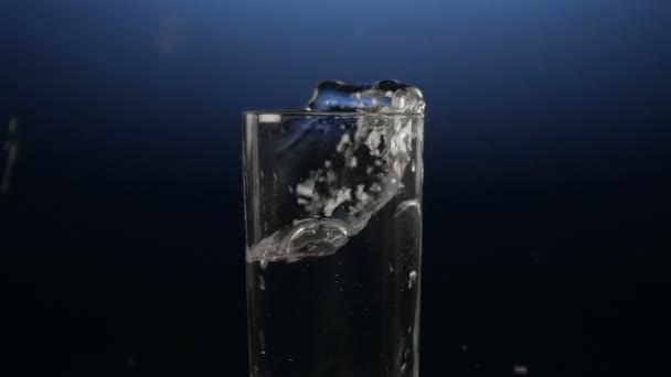 Água e queda de gelo falso — Vídeo de Stock