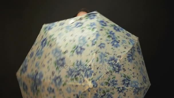 Молодая женщина крутит зонтик — стоковое видео