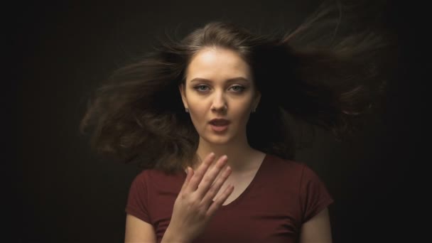 美しいブルネットの女性と吹いて髪 — ストック動画