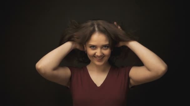 Mujer joven sacudiendo el pelo — Vídeos de Stock