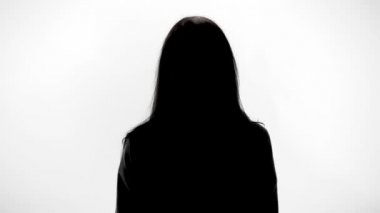 Genç shrugging kadın omuzlar