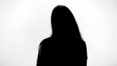 Oynayan genç kadın aptal