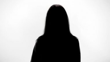 Genç kadın başparmak jest gösterilen