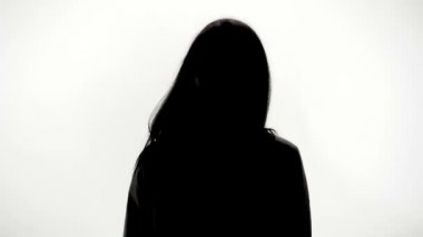 Genç kadın gösteren barış hareketi