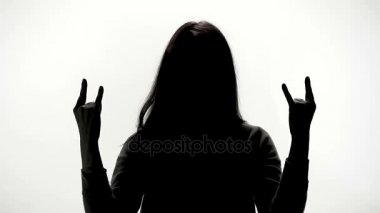 Genç kadın gösteren keçi jest