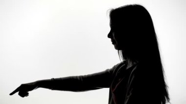 Genç kadın gösteren işaret parmağı profil