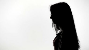 Başını sallayarak genç baş kadın profili