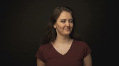 mutlu genç esmer kadın