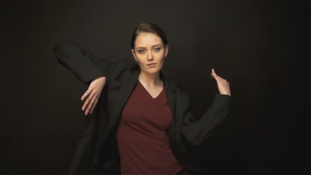 Брюнетка танцующая женщина в куртке — стоковое видео