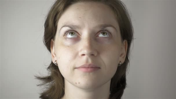 Mujer joven haciendo ojos gimnasia — Vídeos de Stock