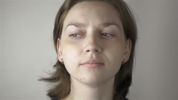 Mujer joven y ejercicio de gimnasia ojos — Vídeo de stock