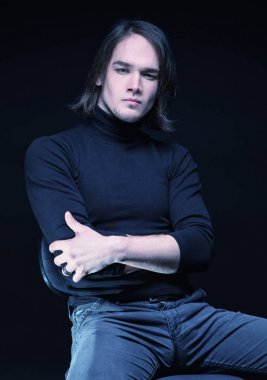 Şaşkın esmer genç adam silah ile geçti