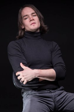 Esmer genç adam silah ile cesur geçti