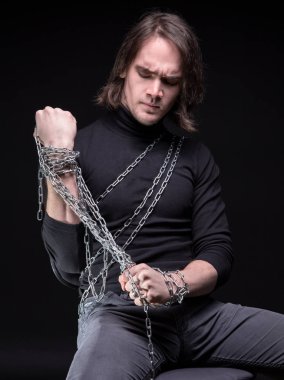 Zinciri ile esmer genç adam