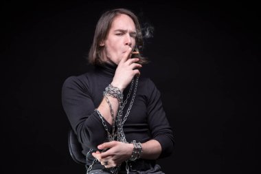 Sigara genç adam ve zincir