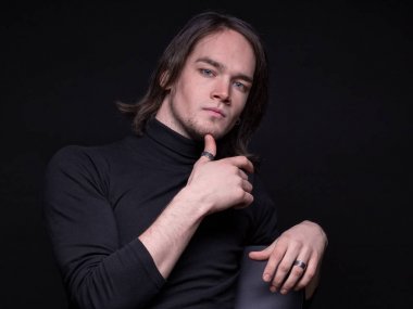 Düşünceli esmer genç adam portresi