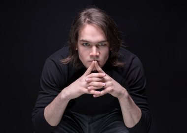 Üzgün esmer genç adam