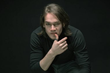 Esmer genç adam sırıtarak