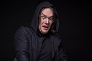 Kapüşonlu şaşırmış genç adam