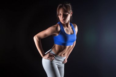 Genç kadının sportif şekli