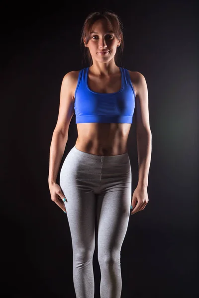 Mulher fitness morena com forma fina — Fotografia de Stock
