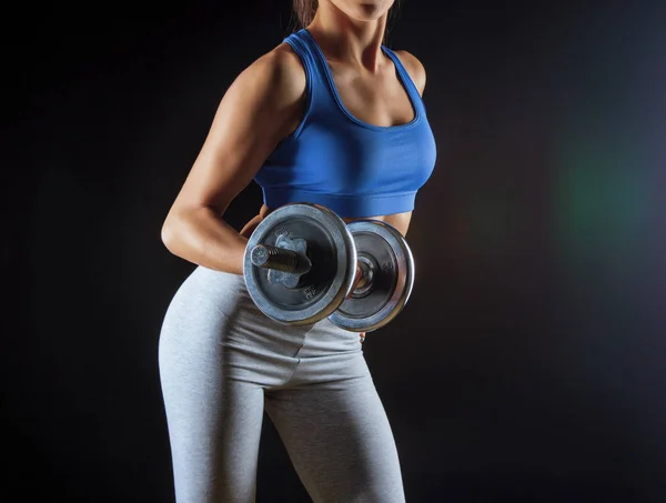 Fitness kadın çelik dumbbells ile — Stok fotoğraf