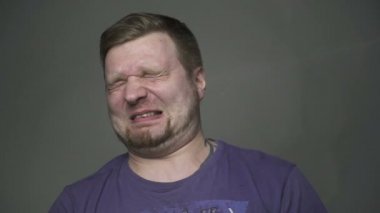 Sarışın adam ve su akışı