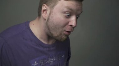 Sarışın adam su tükürme