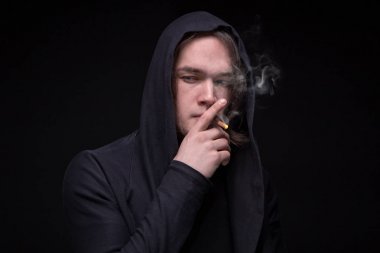 Kapüşonlu genç adam Sigara