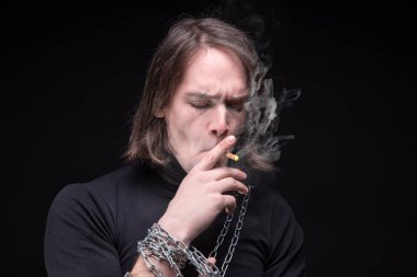 Sigara esmer adam ve zincir