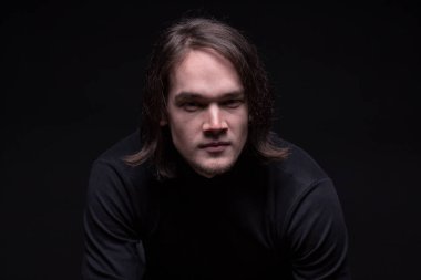 Esmer genç adam dört gözle portresi