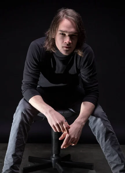 Портрет сидящей брюнетки молодого человека — стоковое фото