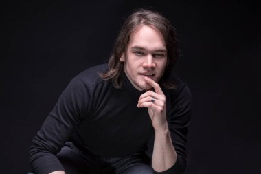 Gülümseyen esmer genç adam