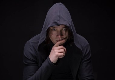 Başlıklı şaşkın genç adam