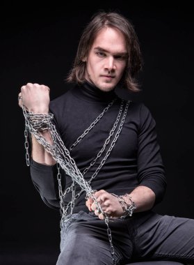 Esmer genç adam ve zincir