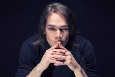 Şaşkın esmer genç adam