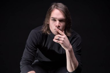 Şaşkın esmer genç adam portresi