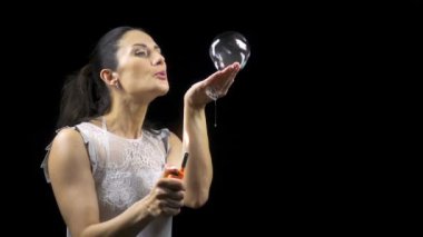 Yanan sabun köpüğü tutan esmer genç kadın