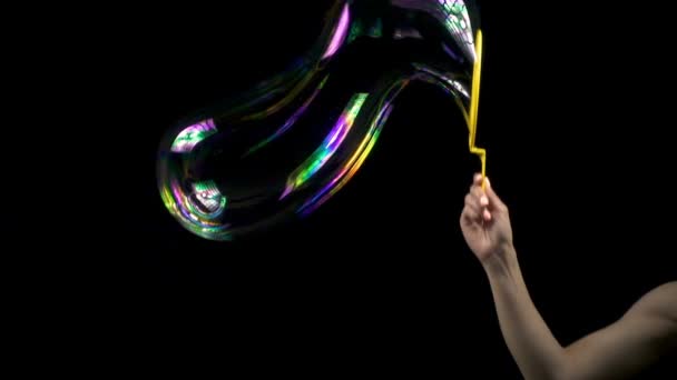 Женщина и палочка с мыльными пузырями — стоковое видео