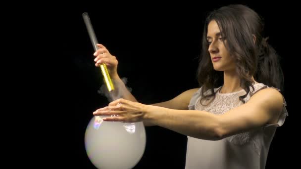 Hermosa mujer liberando humo de la burbuja de jabón — Vídeos de Stock