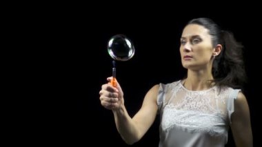 Esmer genç kadın ve yanan sabun köpüğü