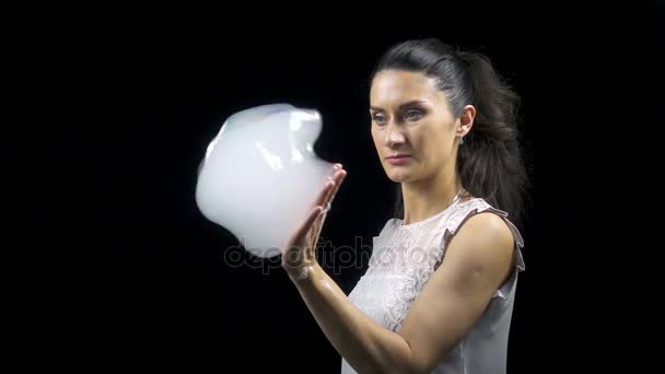 Mujer joven haciendo ola en burbuja de jabón — Vídeo de stock