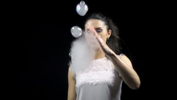 Bruna ragazza making fumoso sapone bolla — Video Stock