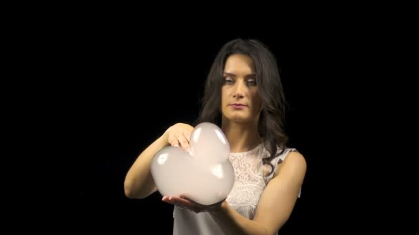 Mooi meisje en rook zeepbellen — Stockvideo